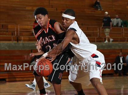 Thumbnail 3 in McClymonds vs. Leuzinger (MaxPreps Holiday Classic) photogallery.