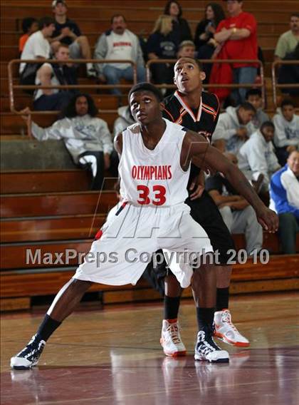 Thumbnail 3 in McClymonds vs. Leuzinger (MaxPreps Holiday Classic) photogallery.