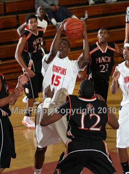 Thumbnail 3 in McClymonds vs. Leuzinger (MaxPreps Holiday Classic) photogallery.