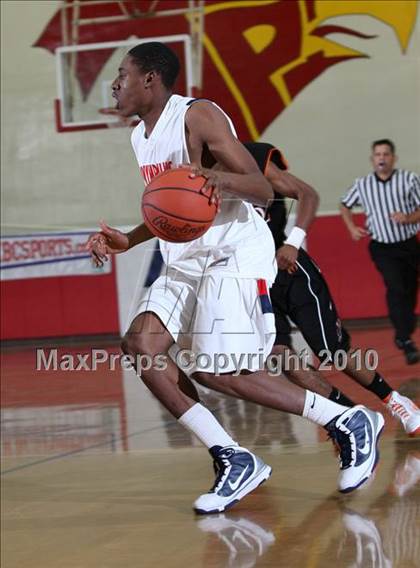Thumbnail 1 in McClymonds vs. Leuzinger (MaxPreps Holiday Classic) photogallery.