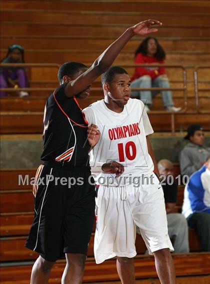 Thumbnail 3 in McClymonds vs. Leuzinger (MaxPreps Holiday Classic) photogallery.