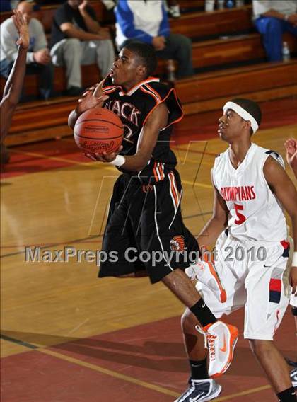 Thumbnail 1 in McClymonds vs. Leuzinger (MaxPreps Holiday Classic) photogallery.