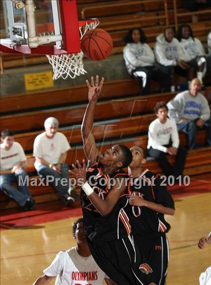 Thumbnail 3 in McClymonds vs. Leuzinger (MaxPreps Holiday Classic) photogallery.