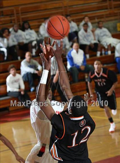 Thumbnail 3 in McClymonds vs. Leuzinger (MaxPreps Holiday Classic) photogallery.
