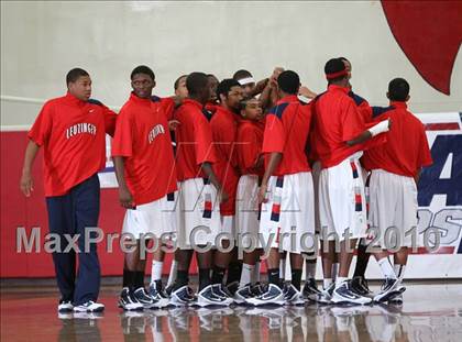Thumbnail 1 in McClymonds vs. Leuzinger (MaxPreps Holiday Classic) photogallery.