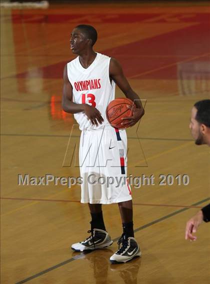 Thumbnail 1 in McClymonds vs. Leuzinger (MaxPreps Holiday Classic) photogallery.