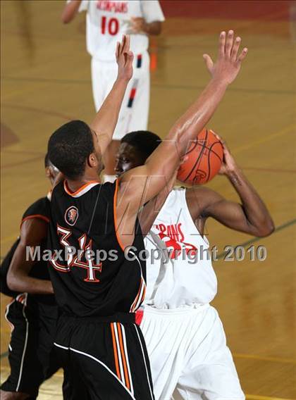Thumbnail 3 in McClymonds vs. Leuzinger (MaxPreps Holiday Classic) photogallery.