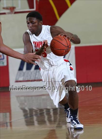 Thumbnail 2 in McClymonds vs. Leuzinger (MaxPreps Holiday Classic) photogallery.