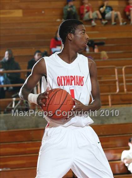 Thumbnail 3 in McClymonds vs. Leuzinger (MaxPreps Holiday Classic) photogallery.