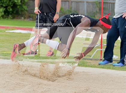 Thumbnail 1 in UIL 6A Area Championships (17 & 18) photogallery.