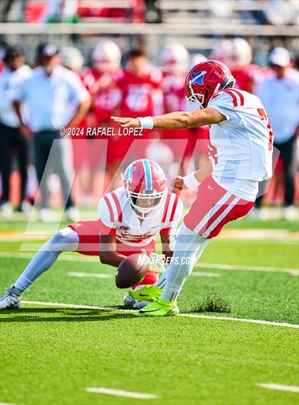 Thumbnail 3 in The Woodlands vs. Duncanville (UIL 6A D1 Football Regional) photogallery.