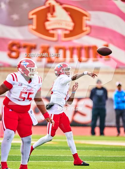 Thumbnail 3 in The Woodlands vs. Duncanville (UIL 6A D1 Football Regional) photogallery.