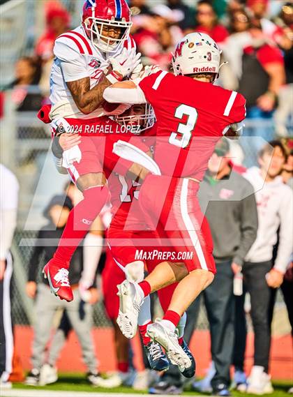 Thumbnail 3 in The Woodlands vs. Duncanville (UIL 6A D1 Football Regional) photogallery.