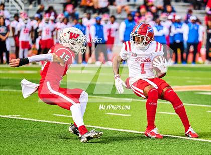 Thumbnail 3 in The Woodlands vs. Duncanville (UIL 6A D1 Football Regional) photogallery.