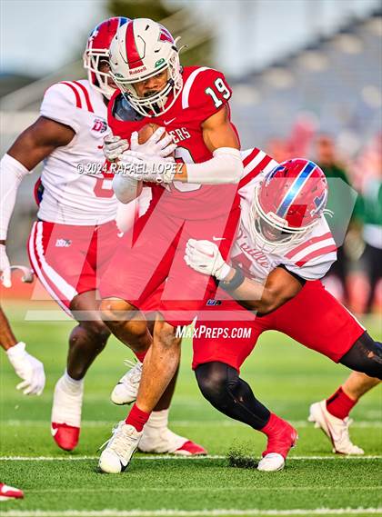 Thumbnail 2 in The Woodlands vs. Duncanville (UIL 6A D1 Football Regional) photogallery.