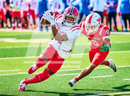 Thumbnail 2 in The Woodlands vs. Duncanville (UIL 6A D1 Football Regional) photogallery.