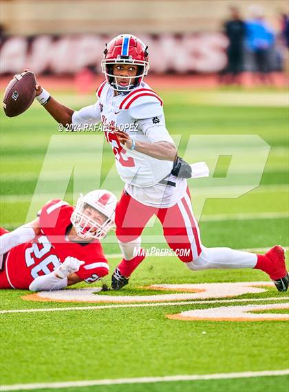 Thumbnail 3 in The Woodlands vs. Duncanville (UIL 6A D1 Football Regional) photogallery.