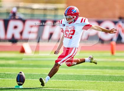 Thumbnail 2 in The Woodlands vs. Duncanville (UIL 6A D1 Football Regional) photogallery.