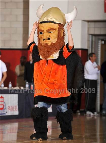 Thumbnail 3 in Beverly Hills vs. Mater Dei (CIF SS D2A Final) photogallery.
