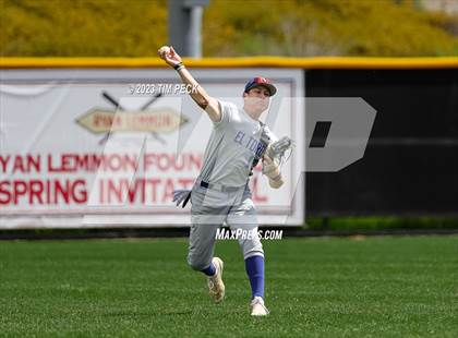 Thumbnail 2 in Davis vs. El Toro photogallery.