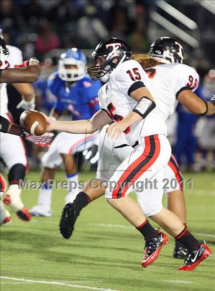 Thumbnail 3 in Trinity vs. Duncanville ( 5A Division 1 Bi-District Playoff ) photogallery.