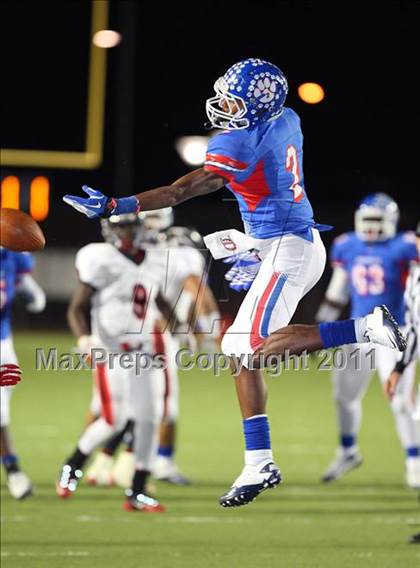 Thumbnail 3 in Trinity vs. Duncanville ( 5A Division 1 Bi-District Playoff ) photogallery.