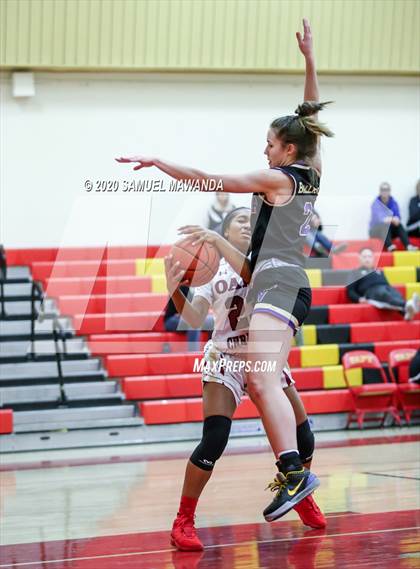 Thumbnail 1 in Valencia vs Oaks Christian photogallery.