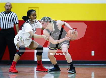 Thumbnail 1 in Valencia vs Oaks Christian photogallery.