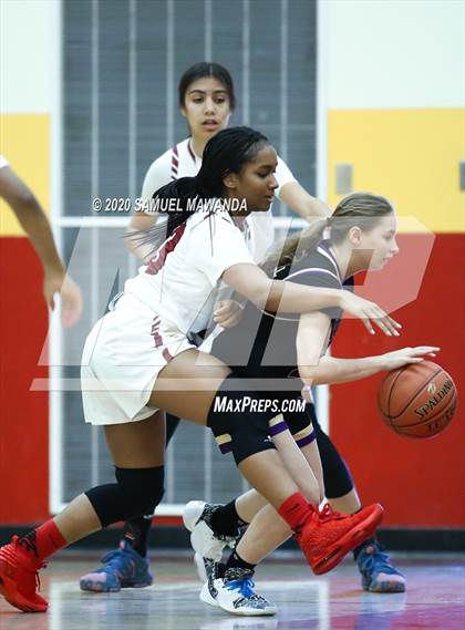 Thumbnail 1 in Valencia vs Oaks Christian photogallery.