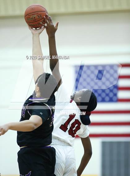 Thumbnail 1 in Valencia vs Oaks Christian photogallery.