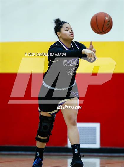 Thumbnail 1 in Valencia vs Oaks Christian photogallery.