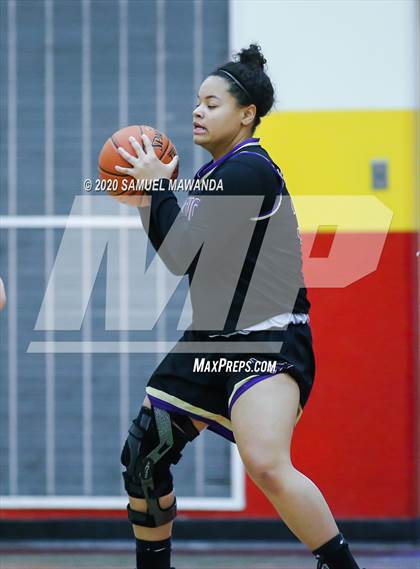 Thumbnail 1 in Valencia vs Oaks Christian photogallery.