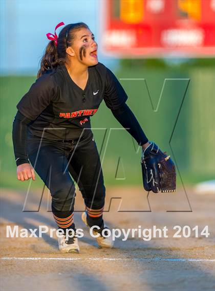 Thumbnail 2 in Medina Valley vs Leander (4A Regional Semifinal) photogallery.