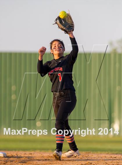 Thumbnail 2 in Medina Valley vs Leander (4A Regional Semifinal) photogallery.