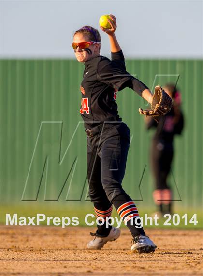 Thumbnail 3 in Medina Valley vs Leander (4A Regional Semifinal) photogallery.