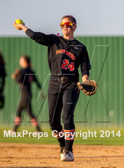 Thumbnail 3 in Medina Valley vs Leander (4A Regional Semifinal) photogallery.