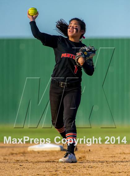 Thumbnail 3 in Medina Valley vs Leander (4A Regional Semifinal) photogallery.