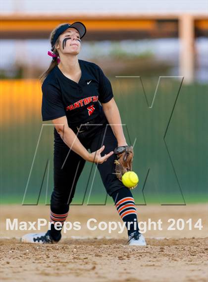 Thumbnail 2 in Medina Valley vs Leander (4A Regional Semifinal) photogallery.