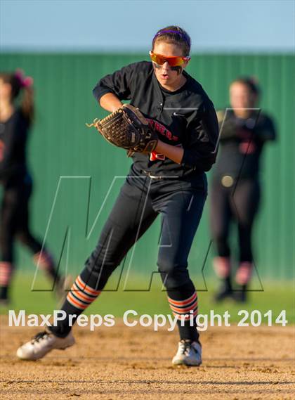Thumbnail 2 in Medina Valley vs Leander (4A Regional Semifinal) photogallery.