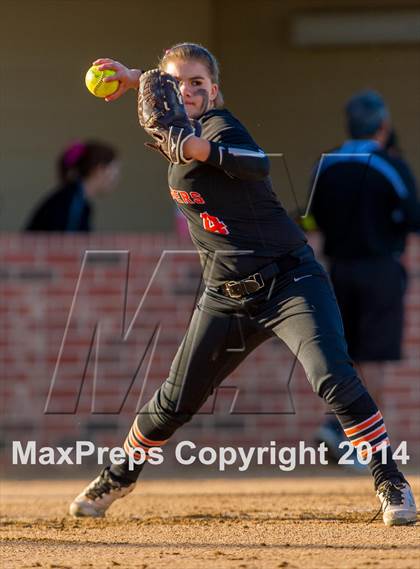 Thumbnail 2 in Medina Valley vs Leander (4A Regional Semifinal) photogallery.