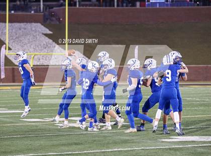 Thumbnail 2 in Lincoln vs. Valle Catholic (MSHSAA Class 1 Championship) photogallery.