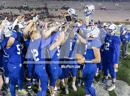 Thumbnail 2 in Lincoln vs. Valle Catholic (MSHSAA Class 1 Championship) photogallery.