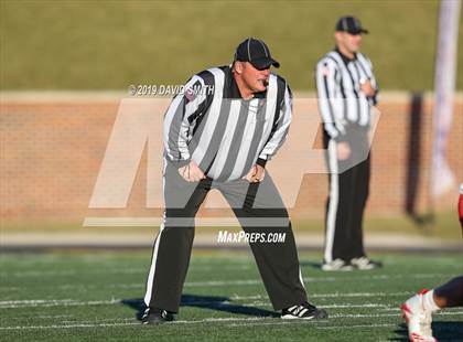 Thumbnail 2 in Lincoln vs. Valle Catholic (MSHSAA Class 1 Championship) photogallery.