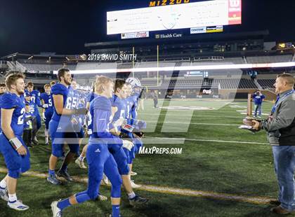 Thumbnail 1 in Lincoln vs. Valle Catholic (MSHSAA Class 1 Championship) photogallery.