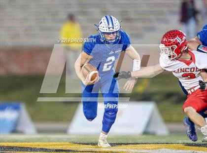 Thumbnail 3 in Lincoln vs. Valle Catholic (MSHSAA Class 1 Championship) photogallery.