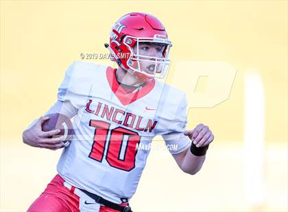 Thumbnail 3 in Lincoln vs. Valle Catholic (MSHSAA Class 1 Championship) photogallery.