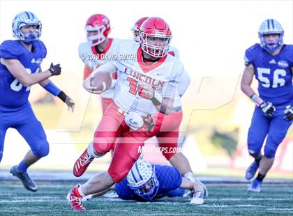 Thumbnail 3 in Lincoln vs. Valle Catholic (MSHSAA Class 1 Championship) photogallery.