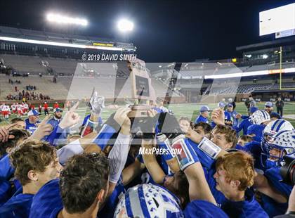 Thumbnail 3 in Lincoln vs. Valle Catholic (MSHSAA Class 1 Championship) photogallery.