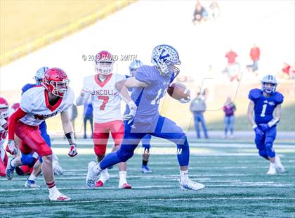 Thumbnail 3 in Lincoln vs. Valle Catholic (MSHSAA Class 1 Championship) photogallery.