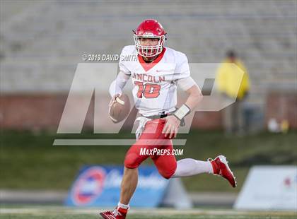 Thumbnail 3 in Lincoln vs. Valle Catholic (MSHSAA Class 1 Championship) photogallery.